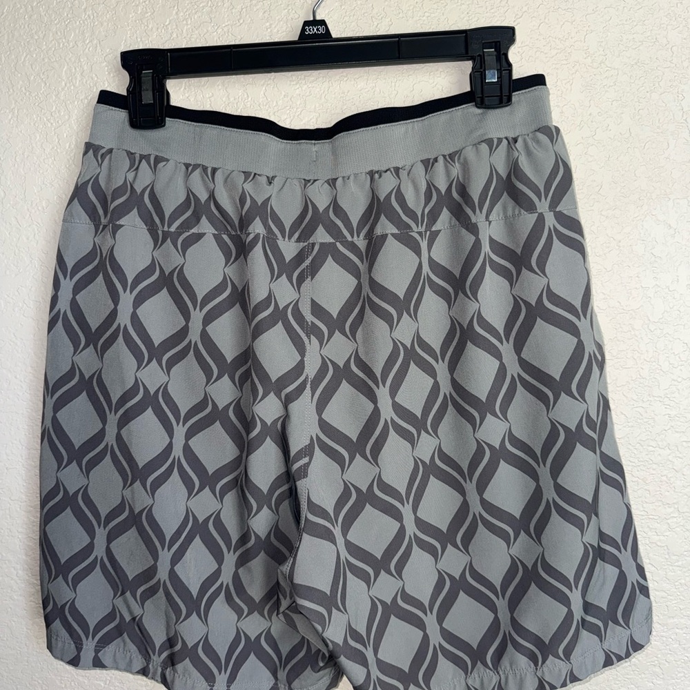 Fabletics Gray Patterned Men's Athletic Shorts - image 2